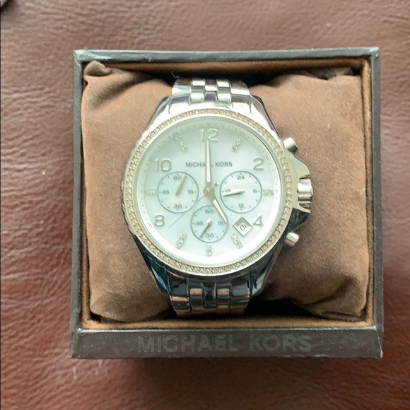Michael Kors Silver 112800 Watch - Picture 4 of 5